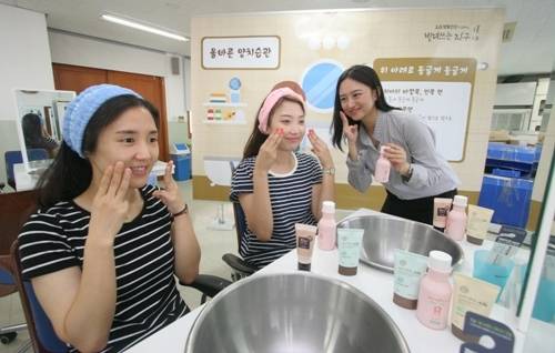 LG생활건강 '빌려쓰는 지구스쿨' 연수에 참가한 중학교 교사들이 세안습관 교육을 직접 체험해보고 있다. ⓒ LG생활건강