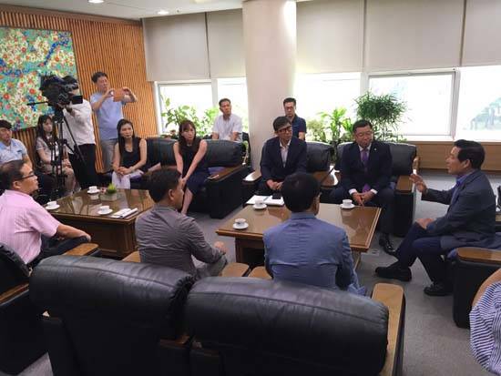 윤장현 시장은 3일 오전 이은방 광주시의회 의장과 함께 전남여상 이근욱 교장, 국제고 박창재 교장, 국제고 박천휘 비대위원장, 전남여상 최영규 비대위원장, 최연용 교육희망네트워크 학부모 대표 등 관계자와 국제고 및 전남여상 학생 대표 등을 접견하고 고압송전선로 지중화 민원 해결에 협조해준데 대해 감사의 뜻을 표했다. Ⓒ 프라임경제