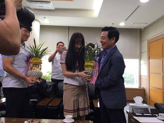 전남여자상업고등학교 학생 대표가 윤장현 시장에게 감사의 화분을 전달하고 있다. Ⓒ 프라임경제