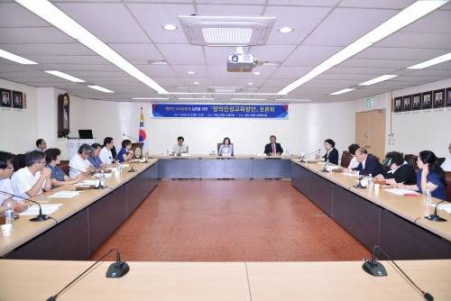 김유화 여수시의원이 개최한 '창의인성교육방안' 토론회 모습. ⓒ 여수시의회