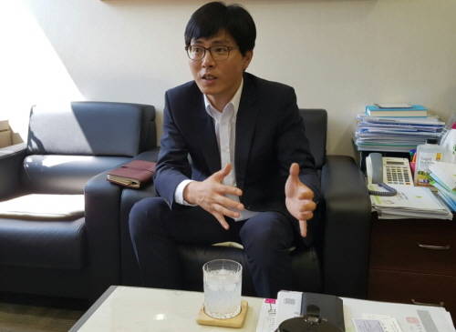 '아파트너'를 개발한 정동영 ㈜에이지스마트 대표가 '아파트너'에 대해 설명하고 있다. = 이보배 기자