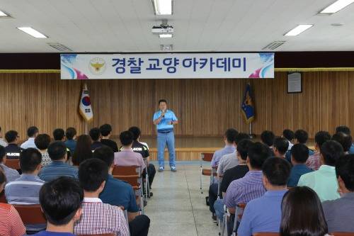 김성한씨(전 타이거즈 야구감독)가 경찰 교양 아카데미 강의를 하고 있다. ⓒ 광양경찰서