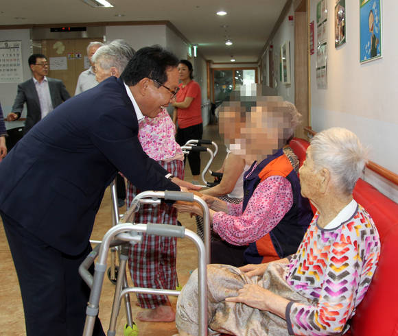 차정섭 함안군수가 노인요양원을 찾아 할머니들을 위로하고 있다. ⓒ 함안군청