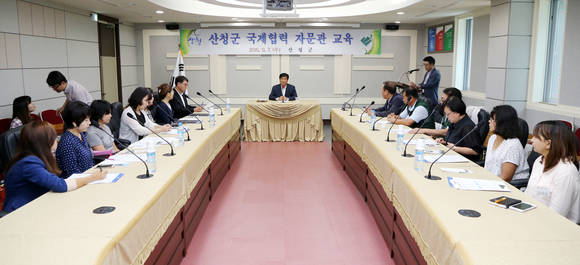 허기도 군수가 국제협력 자문관 교육을 주제하고 있다. ⓒ 산청군청
