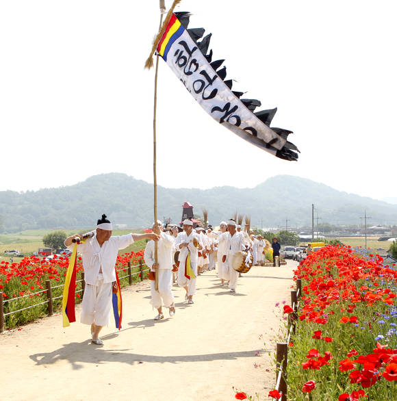 함안농요단이 입장식 퍼포먼스를 펼치고 있다. ⓒ 함안군청