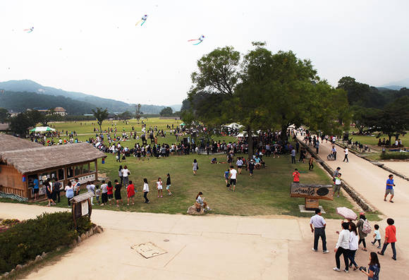추석연휴를 맞아 많은 관광객들이 해미읍성을 찾아 즐거운 한때를 보내고 있다. ⓒ 서산시