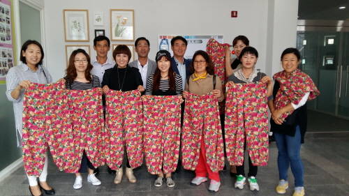 홈패션반 수강생들이 자신이 만든 파자마를 들고 활짝 웃고 있다. ⓒ 이천시
