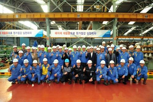 포스코 광양제철소 내 중앙창고에서 안동일소장과 임직원들이 '폐자재 재활용 전시장'에서 함께한 모습. ⓒ 광양제철소