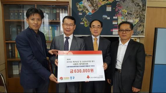 9일 인천 월미도 문화의 거리 학 공연장에서 어르신, 각계인사, 관광객이 모인 가운데 열린 뮤직콘서트가 열렸다. 이날 김홍섭 중구청장, 김철홍 중구의회 의장, 이충훈 중구센터장 등 주요 인사들도 참석해 콘서트의 열기를 더했다. ⓒ 중구청