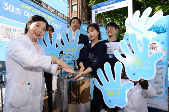 서울 중구 덕수궁 정동길에서 질병관리본부가 세계 손 씻기의 날인 10월15일을 맞아 '감염병 예방은 내 손으로, 올바른 손씻기 캠페인'에서 참석자들이 올바른 손씻기 방법을 선보이고 있다. ⓒ 뉴스1