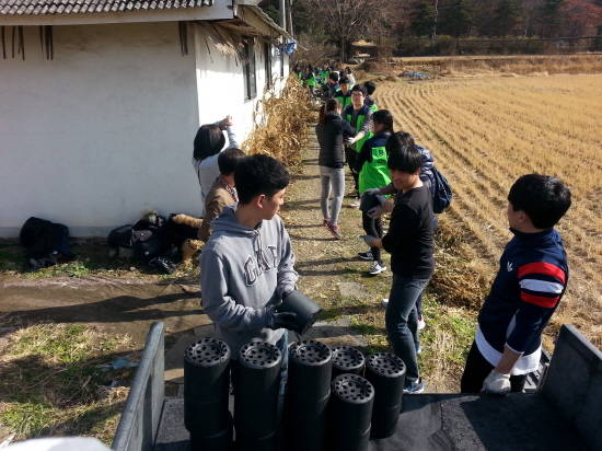 용인시 기흥구 청덕고 봉사동아리 학생 40여명이 지난 12일 역삼동 저소득층 가구에 연탄 500장을 배달했다. ⓒ 용인시