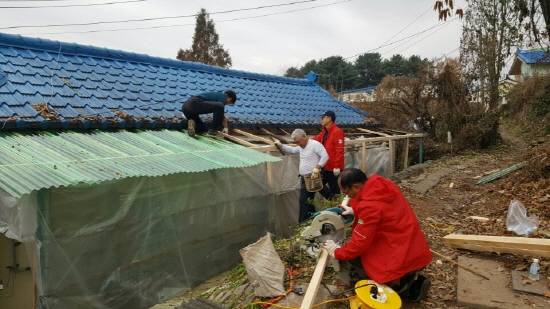 양서산악회 회원들이 14일 양서면 용담1리 저소득 3가구의 집수리 봉사활동을 펼치고 있다. ⓒ 양평군