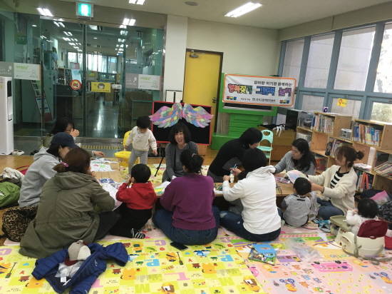 '엄마랑 아가랑' 프로그램은 24개월부터 48개월된 영유아들이 부모와 함께 즐겁게 책에 접근할 수 있도록 도와주는 북스타트 프로그램이다. ⓒ 용인시