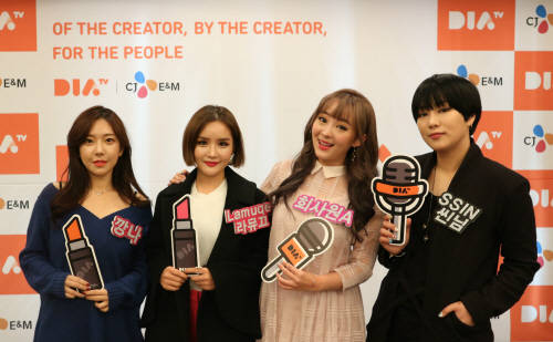 CJ E&M의 1인 크리에이터 전용 TV채널 '다이아 티비' 개국 기자간담회에서 라이브 방송을 진행하는 국내 각 분야 TOP 크리에이터들이 기념촬영을 하고 있다. ⓒ CJ E&M