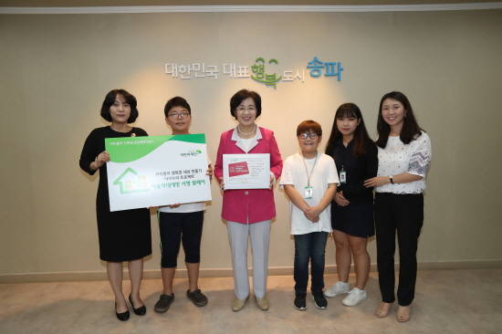 박 구청장은 아동학대 서명활동에 대해 "아동학대 없는 세상은 우리의 작은 관심만으로도 충분합니다"라고 말했어요. ⓒ 아이누리 기자단