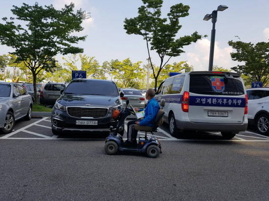 성남시청서 장애인 주차구역 단속 보조로 근무 중인 장애인 모습(복지 분야 일자리). ⓒ 성남시