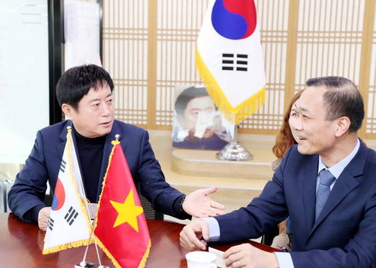 정찬민 용인시장은 12일 시장실에서 베트남 국회 부의장이자 경제위원회 위원장인 부 홍 타잉을 대표로 한 경제위원회 방문단 8명을 접견하고 경제교류 확대방안을 논의했다. ⓒ 용인시