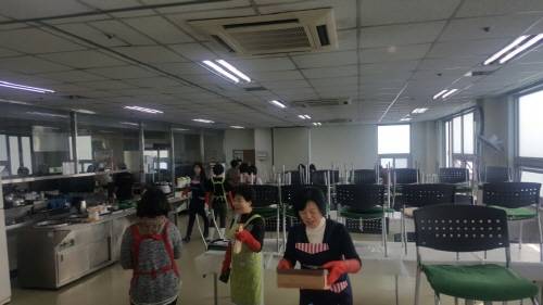 복지관 구석구석 찌든때 까지 열심히 닦고 있는 공무원부인회. ⓒ 여주시