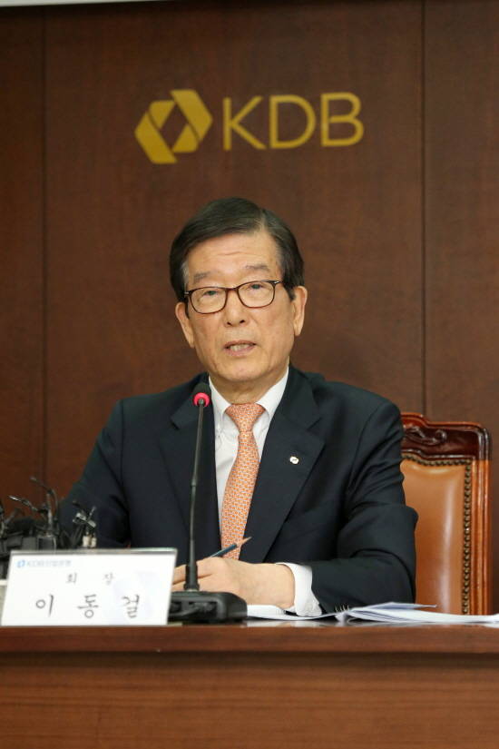 8일 오전 산업은행 본점에서 열린 취임 1주년 기념 '산업은행 회장 기자 간담회' 중 이동걸 KDB산업은행 회장이 취재진 질문에 답변하고 있다. ⓒ KDB산업은행