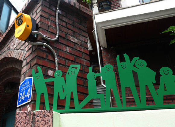 범죄예방디자인을 적용해 중곡3동에 설치한 사방등과 안전펜스예요. ⓒ 서울시