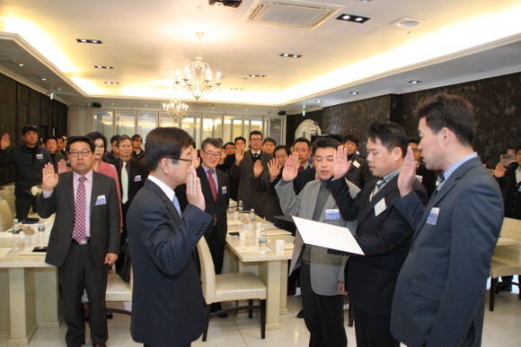 한국가설협회 조용현 회장을 비롯한 회원들이 "불법·불량 가설기자재 추방 결의 대회"를 열고 업계 자정 실천의지를 다졌다. ⓒ 조재학 기자