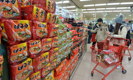 라면 중에 너구리는 850원에서 900원으로 가격이 올랐어요. ⓒ 뉴스1