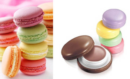 실제 마카롱 사진이 왼쪽이고, 잇츠 스킨의 마카롱 립밤이 오른쪽이예요. ⓒ 잇츠 스킨