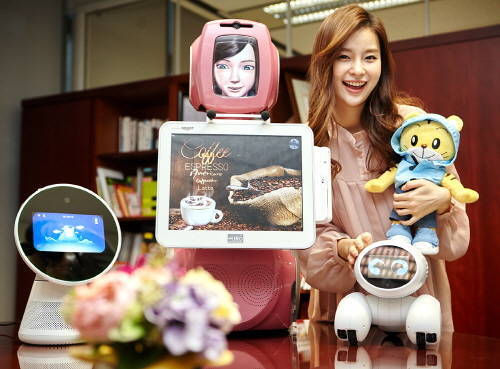 SK텔레콤은 이번 MWC 2017에서 AI '누구'와 연동된 AI 로봇 4종을 선보였다. ⓒ SK텔레콤
