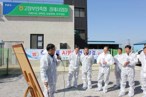 김태환 농협경제지주 축산경제대표이사(왼쪽 네 번째) 고창부안축협 거점소독시설 및 방역현장을 방문해 방역상황을 점검하고 있다. ⓒ 농협경제지주
