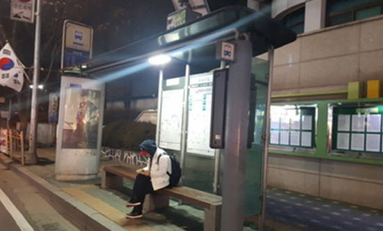 성남시 중원구청 앞 버스 승강장에 시범 설치한 태양광 조명시설이 야간에 불을 밝히고 있다. ⓒ 성남시