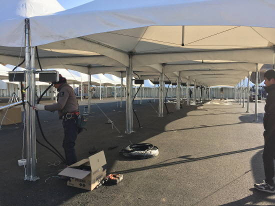 하대원 시장 신축 기간, 점포 상인들이 정상 영업하도록 임시 시장에 70개 몽골 텐트를 설치 중이다. ⓒ 성남시