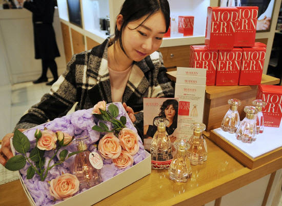 화이트데이 달콤한 향의 랑방 모던프린세스 향수를 선보인다. ⓒ 롯데백화점