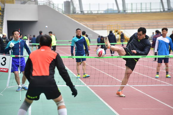 진주종합경기장에서 족구대회가 열리고 있다. ⓒ 진주시청