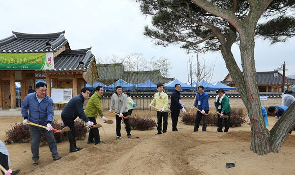 경남도와 재일·재경도민회가 합천군 초게역사공원에서 향토기념목을 식재하고 있다. ⓒ 경남도서부청