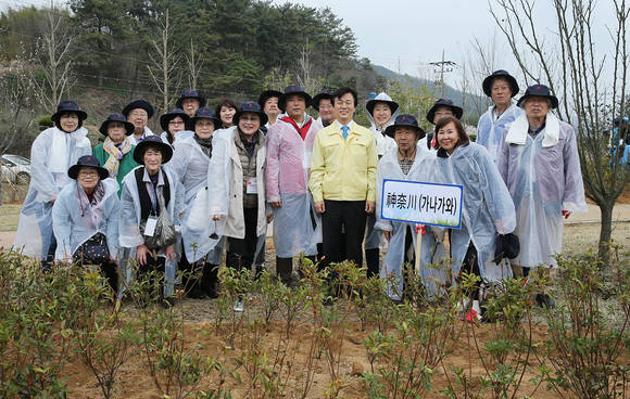 조규일 서부부지사와 재일도민회가 식재를 하고 기념사진을 촬영하고 있다. ⓒ 경남도서부청