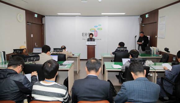 브리핑 중인 김은미 경제진흥과장. ⓒ태안군