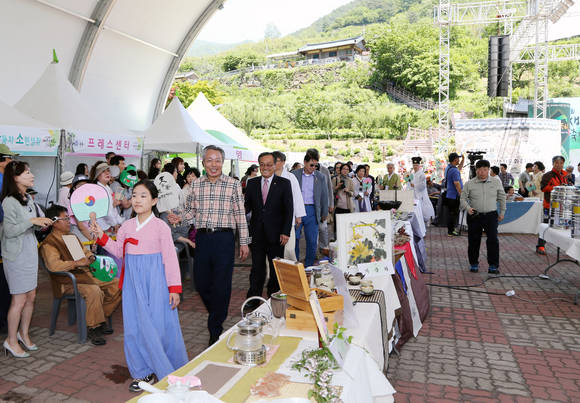 윤상기 하동군수와 축제관계자들이 하동야생차문화축제에 입장하고 있다. ⓒ 하동군청