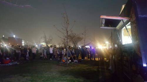 가지각색 개성을 자랑하는 푸드트럭의 위용과 맛깔스러운 음식들이 침샘을 자극하는 가운데 잔디밭까지 늘어선 줄이 신중에 신중을 기하게 한다. 음료수를 판매하는 푸드트럭의 경우 비교적 줄이 짧았다. = 하영인 기자