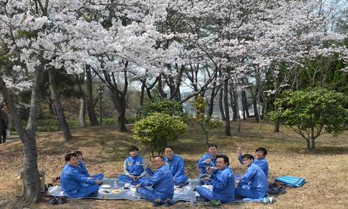 광양제철소 직원들이 도시락을 먹으며 대화를 하고 있다 ⓒ 광양제철소