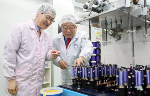 위성호 신한은행장(사진 왼쪽)이 12일 실시한 현장경영에서 충북 청주시 ㈜메타바이오메드를 방문해 오석송 회장으로부터 생산공정에 대한 설명을 듣고 있다. ⓒ 신한은행