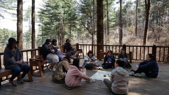 경기도가 감정노동으로 인해 스트레스에 시달리는 도 콜센터 직원들의 지친 심신을 달래기 위해 '숲 치유' 시간을 마련했다. ⓒ 경기도북부청