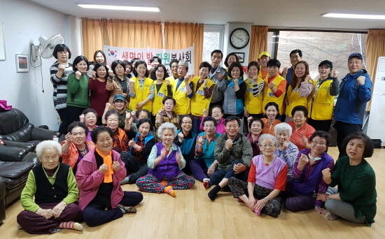 소외된 이웃에 발관리 재능기부 봉사를 실천하는 구리시 발관리봉사단. ⓒ 구리시