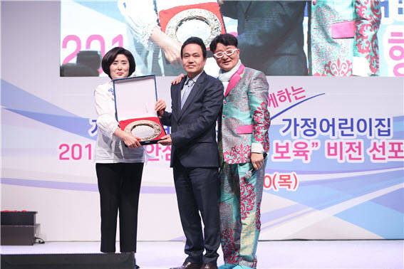 20일 베스트보좌관상을 수상하는 황동연보좌관(왼쪽부터 이라 위원장, 황동연보좌관, 사회자 방송인 김종석씨). ⓒ 프라임경제