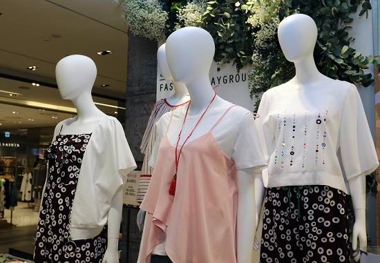 때이른 더위에 신세계백화점 여성의류 매장 마네킹도 한 발 빨리 여름 옷을 입었다. ⓒ 신세계백화점