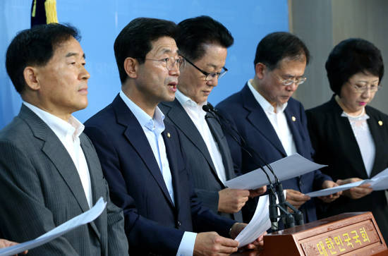 국민의당 광주ㆍ전남 국회의원들이 1일 오전 서울 여의도 국회 정론관에서 금호타이어 중국자본 매각 중지 요구 기자회견견을 하고 있다. ⓒ 뉴스1