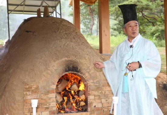 고흥군이 운대리 분청사기 가마터에서 '분청사기 2호 흙가마 불지피기' 행사를 갖고 본격적으로 가마를 운영하기로 했어요. 사진은 박병종 고흥군 군수가 가마에 불을 붙인 뒤 설명하고 있는 모습이예요. ⓒ 고흥군