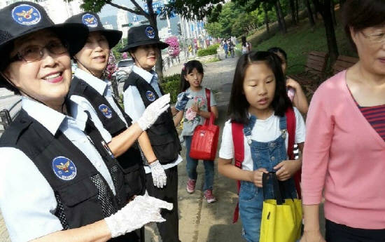 경기도 구리시의 안전 지킴이로서 일하고 있는 실버경찰봉사대 모습이예요. ⓒ 구리시청