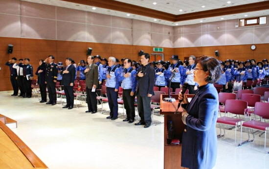구리시의 안전을 지켜주는 어르신 봉사대인 '구리실버경찰봉사대'가 만들어진 날에 할머니 할아버지들이 봉사대로서 "열심히 잘 하겠다"는 내용의 선서를 하고 있는 모습이예요. ⓒ 구리시청