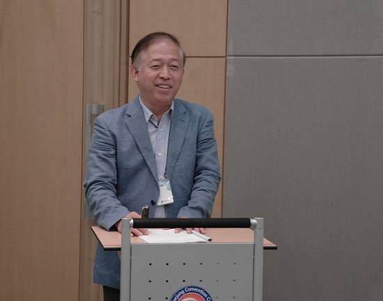 지난 22일 열린 한국고객센터서비스학회 10주년 학술대회에서 발표를 맡은 이광식씨는 한국과 중국의 대표 전자·전기 제품 제조기업의 고객센터 운영전략에 대한 사례 연구 결과를 발표했다. = 김상준 기자