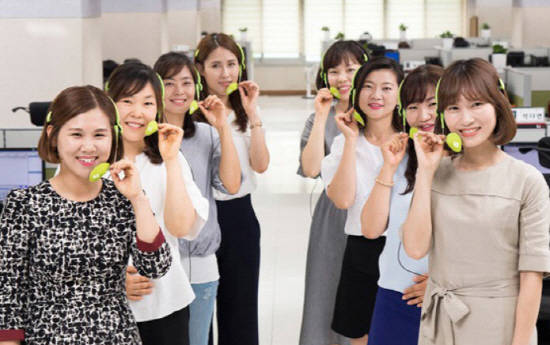 KT콜센터 상담사가 직접 발명한 소리증폭기 '소리모아'를 착용하고 있는 상담사들의 모습이예요. 소리모아는 소리를 모아주고 크게 만들어주는 효과가 있어요. ⓒ KT CS